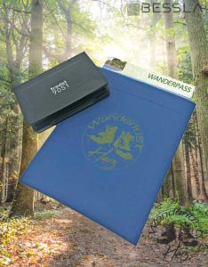 Blaue Wanderpass-Hülle mit Stempelkissen und Gravur-Wanderlust-Harz